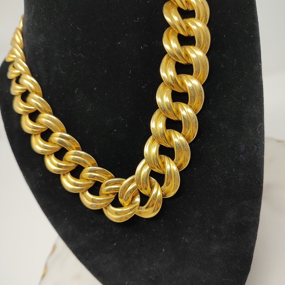 Vintage gold tone large chunky chain short necklace - Picture 2 of 6